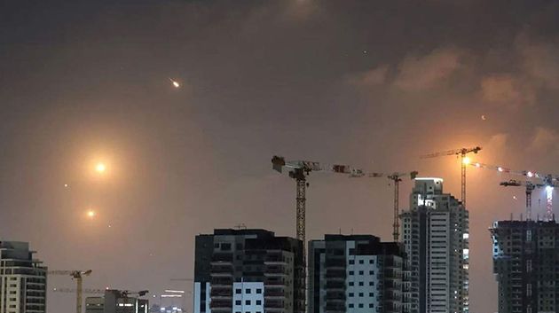 تراوحت بين 20 و 30 صاروخاً: طهران تستهدف تل أبيب بدفعة صاروخية