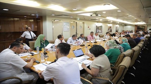 وفد برلماني يعقد جلسة على متن الباخرة تانيت