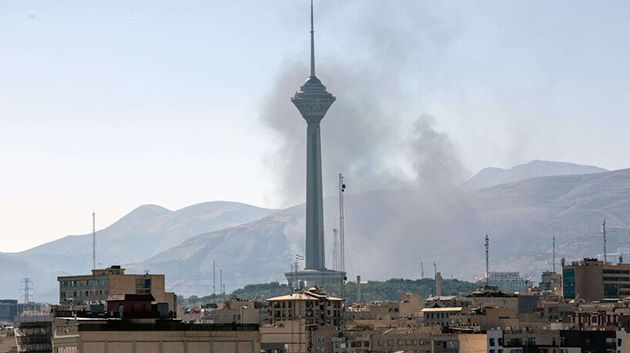 قائد الجيش الإيراني يتعهّد بردّ قويّ على الهجمات الأميركية