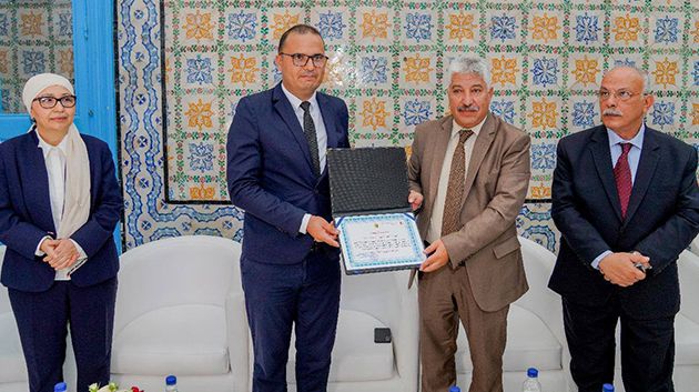 تسليم الدفعة الأولى من شهادات تأهيل الإطارات غير المختصة برياض الأطفال