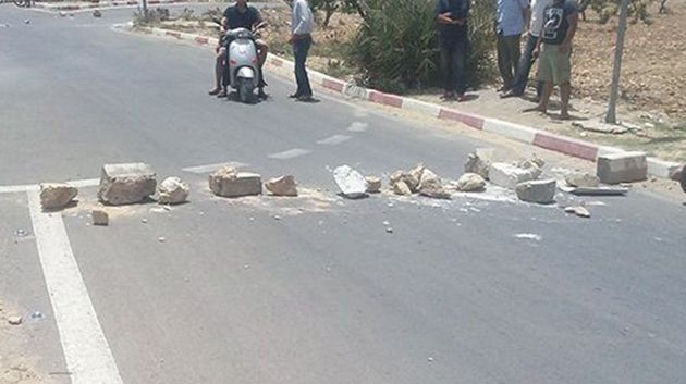 سوسة: أهالي منطقة 'السويح' بهرقلة يحتجّون ويقطعون الطريق