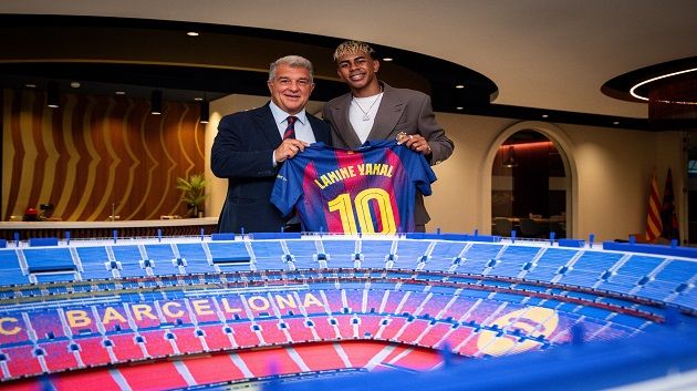 برشلونة يجدد عقد لامين يامال ويمنحه القميص رقم 10