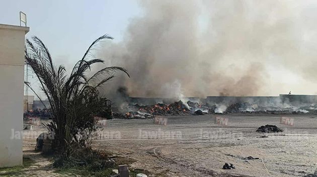 تواصل الجهود للسيطرة على حريق معمل 'الفريب' بجبل الوسط (فيديو)