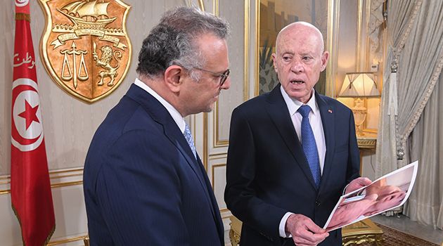 رئيس الجمهورية يعرض صورا صادمة على مستشار ترامب (فيديو)