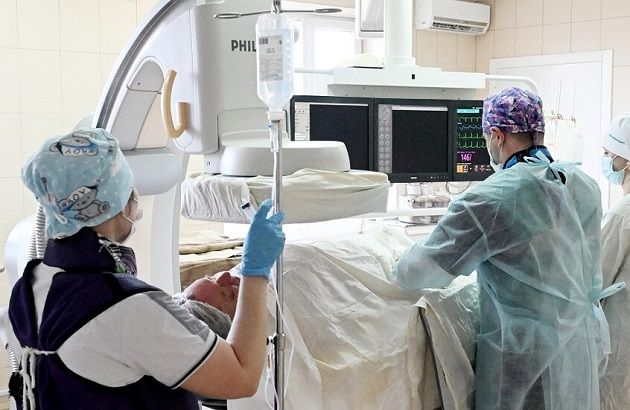 روسيا.. أطباء يواصلون إجراء عملية جراحية رغم الزلزال العنيف (فيديو)