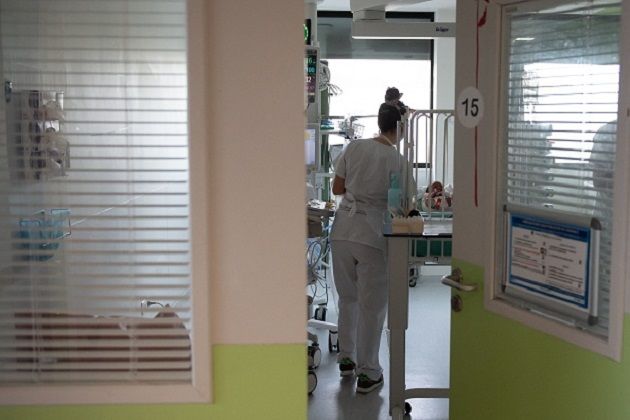 جريمة تهز فرنسا.. ممرضة متهمة باغتصاب رضع وتصويرهم داخل وحدة عناية مركزة