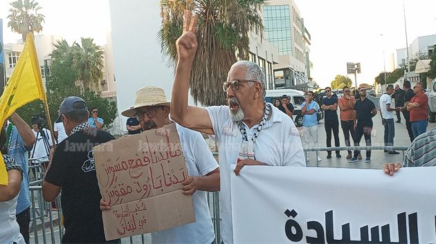 تجّمع عدد من التونسيين أمام سفارة لبنان بتونس 
