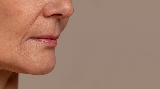 عادة يوميّة شائعة قد تسرّع ظهور التجاعيد حول الفم