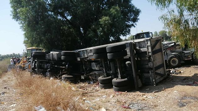 بنزرت: وفاة 3 أشخاص وإصابة 4 آخرين في حادث انقلاب شاحنة ثقيلة