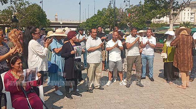 القيّمون والمرشدون المتعاقدون يحتجّون بشارع الحبيب بورقيبة