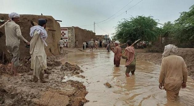 ارتفاع عدد ضحايا الفيضانات في باكستان إلى 320 قتيلا