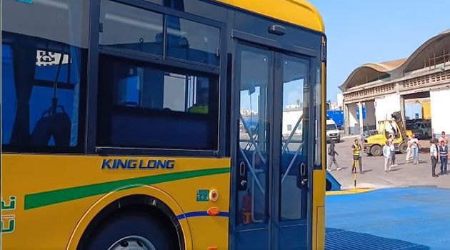 نقل تونس: فتح محضر في حادث رشق احدى الحافلات الجديدة بالحجارة وتهشيم بلورها