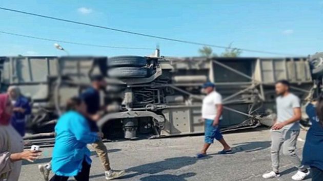 انقلاب حافلة في قربة: عمال إحدى المؤسسات الصناعية يُطالبون بتحسين وسائل النقل