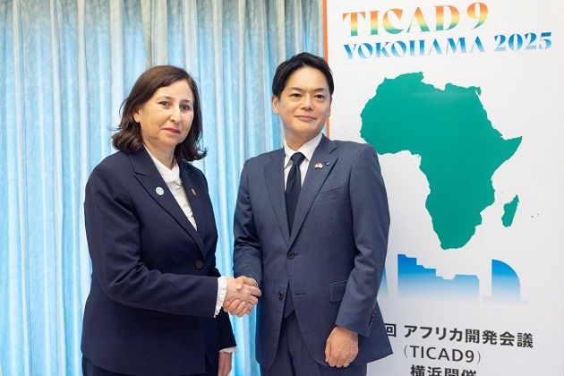 عمدة مدينة يوكوهاما يلتقي رئيسة الحكومة