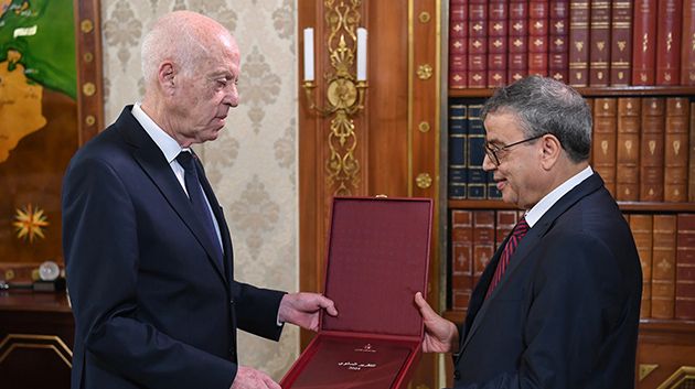 رئيس الدولة يؤكد لدى لقائه محافظ البنك المركزي أن 'التعويل على الذات أثبت جدواه'