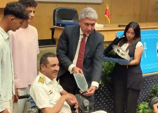 تكريم القبطان المصري بعد تحطيمه الرقم القياسي العالمي تحت الماء
