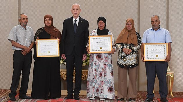 رئيس الجمهورية يشرف على موكب الاحتفال بيوم العلم