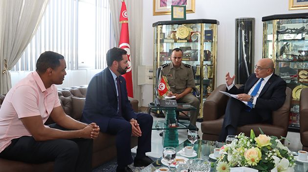 تطوير التعاون العسكري محور لقاء وزير الدفاع بوفد من الكونغرس الأمريكي