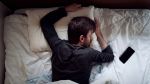 كم عدد ساعات النوم التي يحتاج إليها الإنسان في كل مرحلة عمرية؟