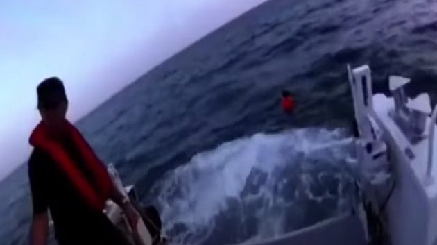 إنقاذ طفل تركي جرفته مياه البحر بعيدا (فيديو)