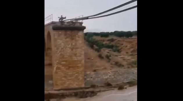 القصرين.. انهيار جزء من جسر اثر هطول أمطار غزيرة وسقوط حجر البرد (فيديو)