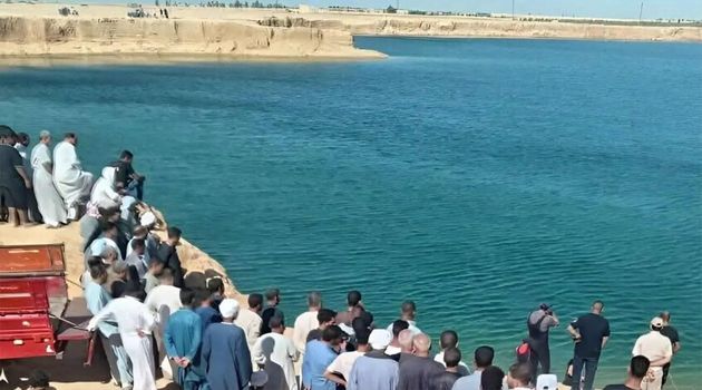 غرق أحد المواطنين داخلها.. ظهور بحيرة بشكل غامض ومفاجىء في قلب الصحراء بمصر 