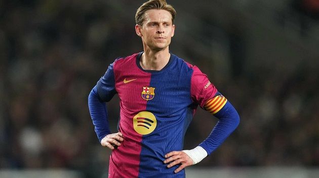 برشلونة يعلن إصابة لاعب الوسط فرينكي دي يونغ
