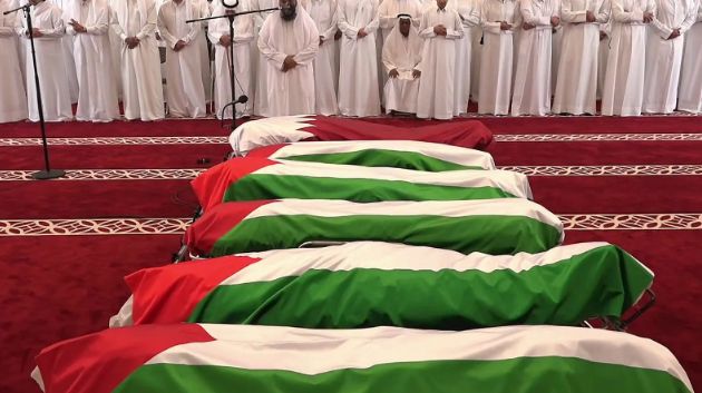 أمير قطر يشارك في تشييع ضحايا هجوم الدوحة (فيديو)