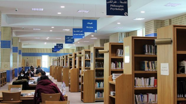 عائلات شخصيات وطنية تهِبُ دار الكتب عددا من الكتب والمراجع