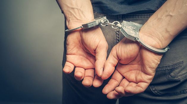 6 أشهر سجنًا في حقّ شاب صوّب سلاحاً مزيّفاً نحو أعوان أمن