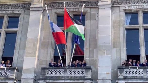 فرنسا: رفع العلم الفلسطـ.ـيني على بلدية 'سان دوني' قرب باريس