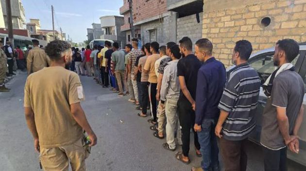 ليبيا تُرحّل أكثر من 200 مصري مقيمين بصورة غير قانونية إلى بلادهم