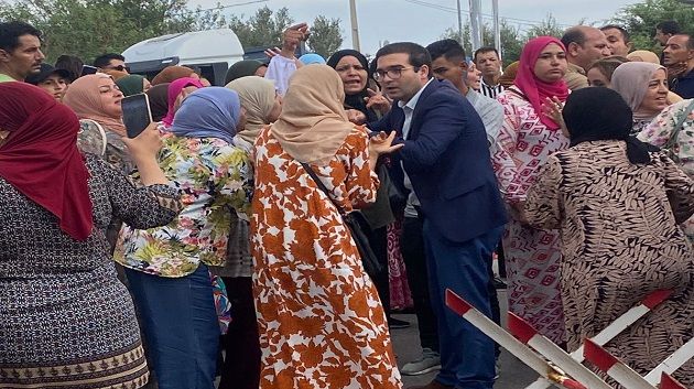 زغوان: عُمّال مصنع للنسيج يحتجون ويغلقون الطريق  ‎