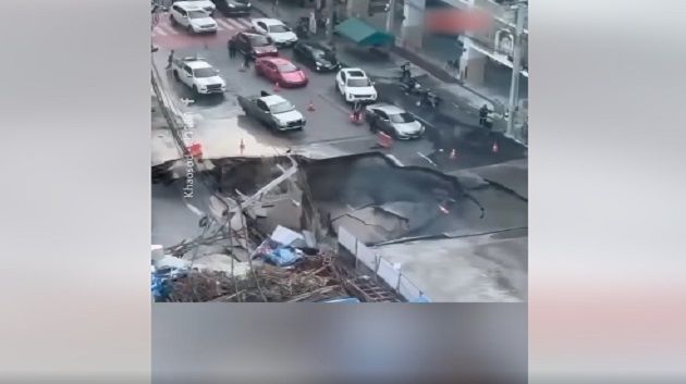 في مشهد مرعب: انهيار أرضي 'يبتلع' شارعا بسياراته (فيديو)