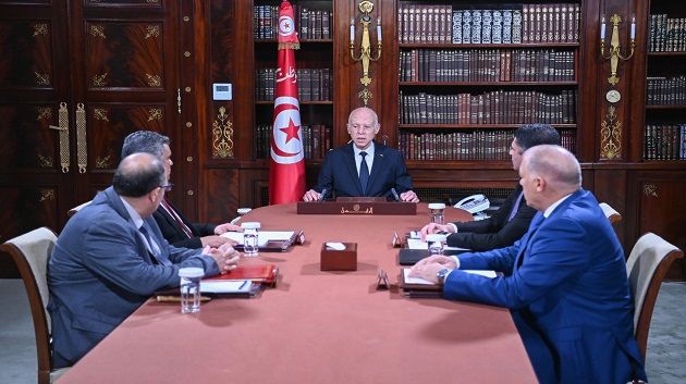 رئيس الجمهورية يلتقي بوزير الداخلية ومديري الأمن والحرس الوطنيين