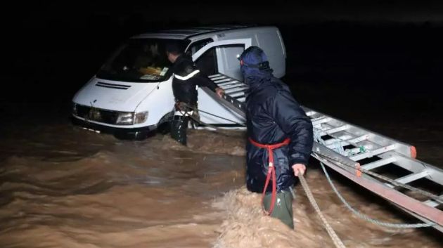 الجزائر: انتشال جثة طفل جرفته مياه الأمطار والبحث عن مفقودين 
