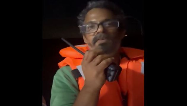 وائل نوار يجري اتصالا مباشرا مع قوات الاحتلال المتمركزة بسفن حربية في محيط اسطول الصمود (فيديو)