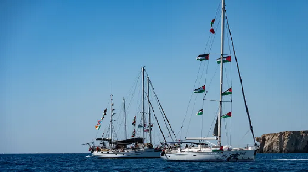 أسطول الصمود العالمي: تكبيل أيادي المعتقلين لساعات وحرمانهم من المياه والحمّام والأدوية