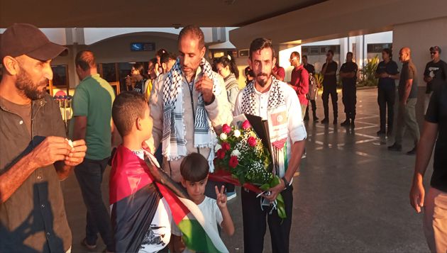وصول 9 تونسيين من اسطول الصمود العالمي الى مطار تونس قرطاج الدولي مساء اليوم (فيديو)
