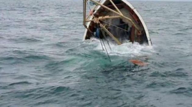 خرجوا لنجدة مركب تعطّل في البحر .. فغرق مركبهم واضطروا للسباحة طيلة يومين !!