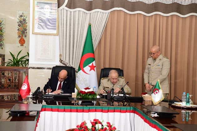 خلال زيارة عمل الى الجزائر.. وزير الدفاع يوقع على اتفاقية تعاون دفاعي بين البلدين