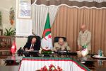 خلال زيارة عمل الى الجزائر.. وزير الدفاع يوقع على اتفاقية تعاون دفاعي بين البلدين