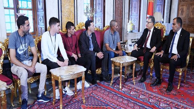 رئيس البرلمان يستقبل ممثلين عن عمّال مناولة تم إيقافهم عن العمل