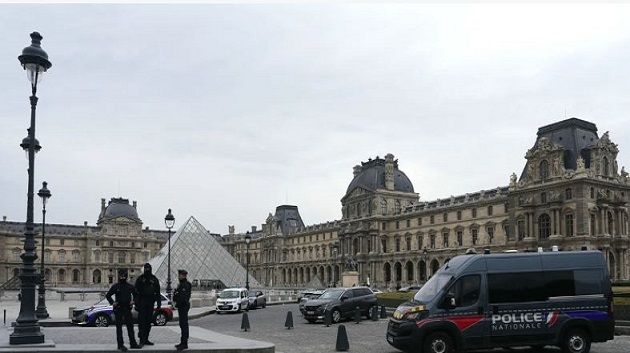اعتقال رجلين على خلفية سرقة متحف اللوفر