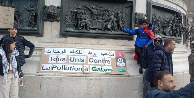 تونسيون ينظمون وقفة احتجاجية في باريس للمطالبة بتفكيك وحدات انتاج المجمع الكيميائي في قابس