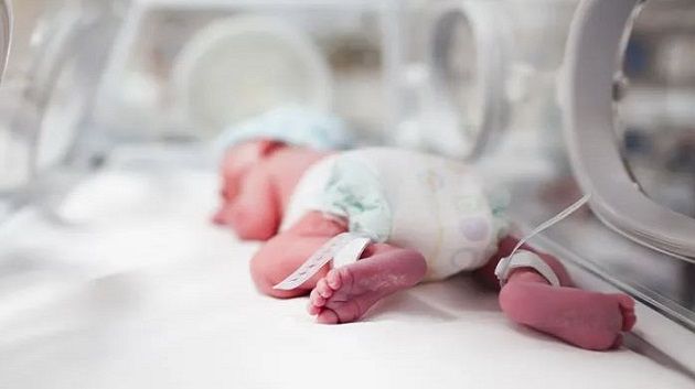 فريق طبّي بمستشفى سهلول ينجح في إجراء عملية دقيقة لرضيع لايتجاوز وزنه 7 كغ (فيديو)