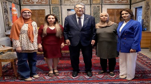 رئيس البرلمان يطلع على مشاغل سلك القابلات ومطالبه