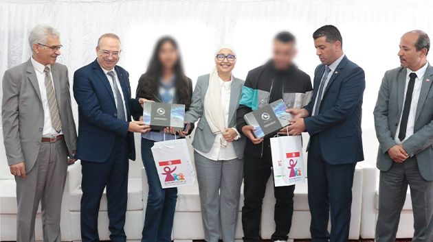 عين دراهم: وزيرة الأسرة تسلّم 147 طفلا بمؤسسات الرعاية دفعة أولى من اللوحات الرقمية