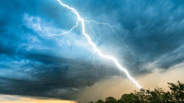 مصر: وفاة 3 أشخاص بينهم طفل بسبب صاعقة رعدية