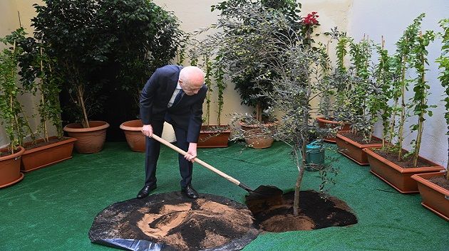  بمقرّ المجلس الأعلى للتّربية والتّعليم .. سعيّد يشرف على الإحتفال بعيد الشجرة (صور) 